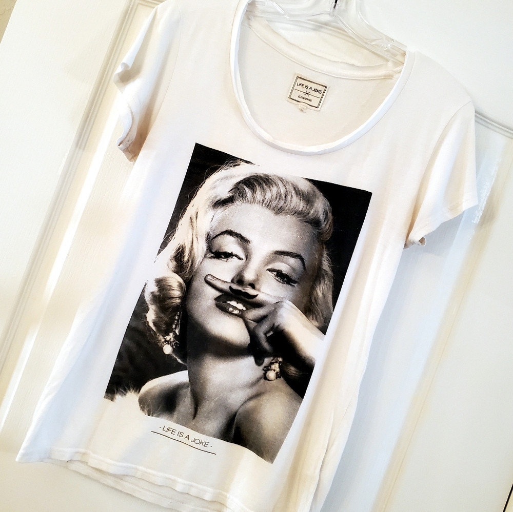 Life's A Joke Marilyn Monroe Distressed short sleeve T Shirt M